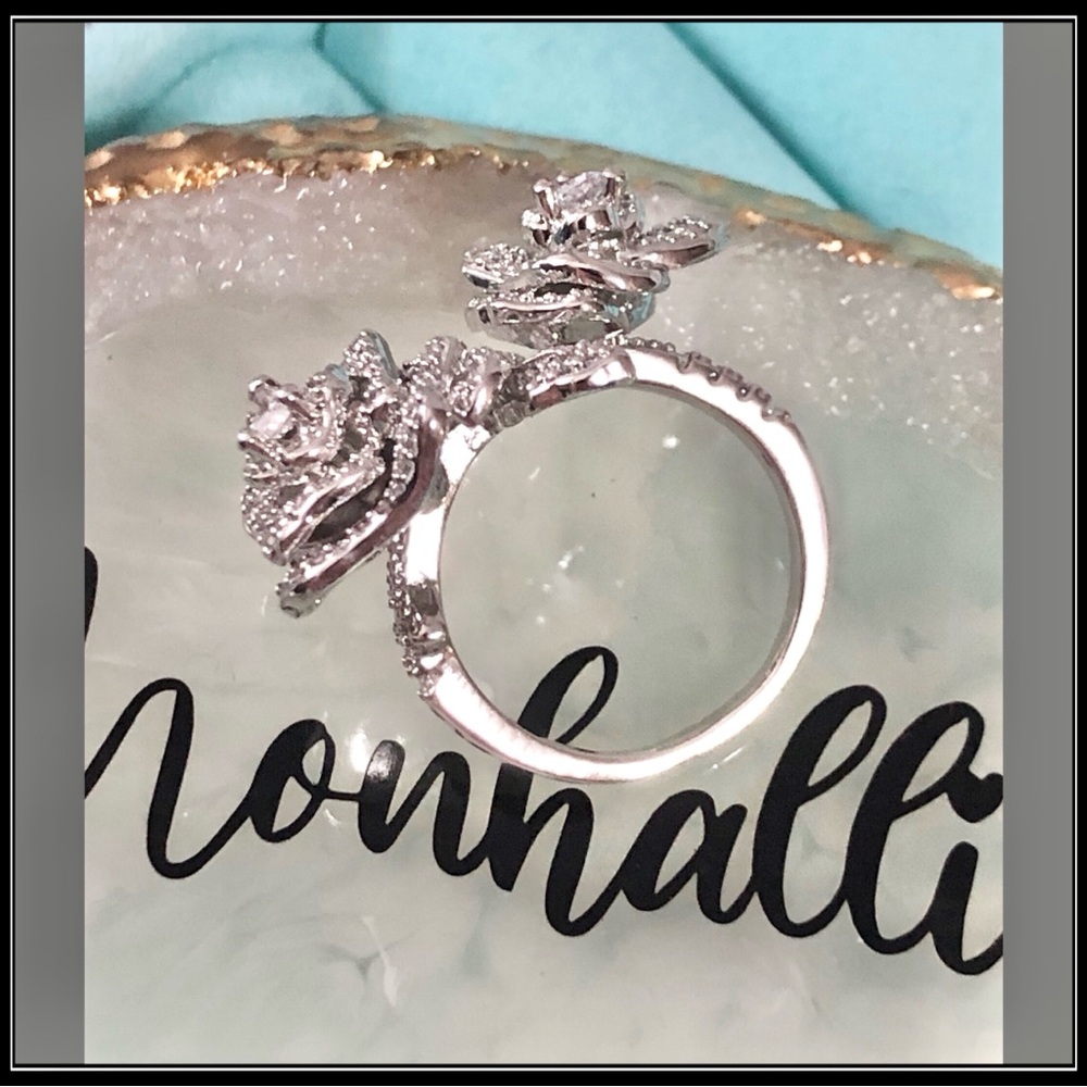 NEW SILVER SIMULATED DIAMOND DAZZLING ROSE STATEMENT CHUNKY RING - Picture 3 of 4